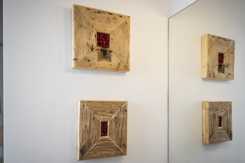 UNICO - cornice rettangolare in legno con lana rossa - immagine 7
