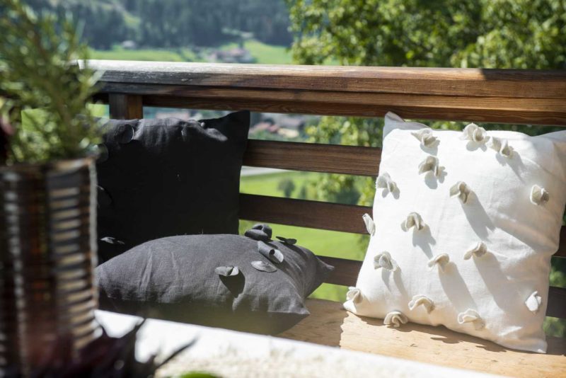Cuscino in lino nero con applicazioni - immagine 4