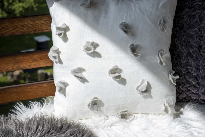 Cuscino in lino bianco con applicazioni di lana - immagine 7
