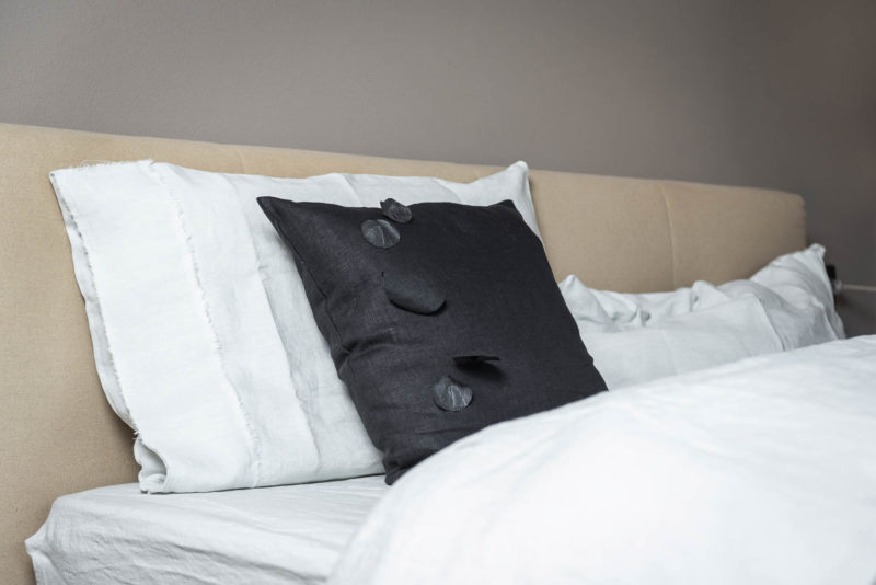 Cuscino in lino nero con applicazioni - immagine 3