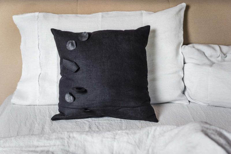 Cuscino in lino nero con applicazioni - immagine 2