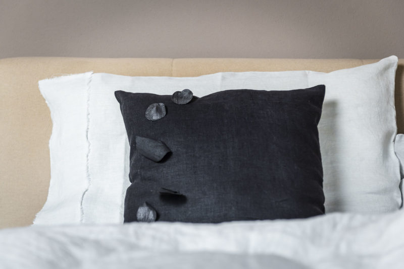Cuscino in lino nero con applicazioni - immagine 5